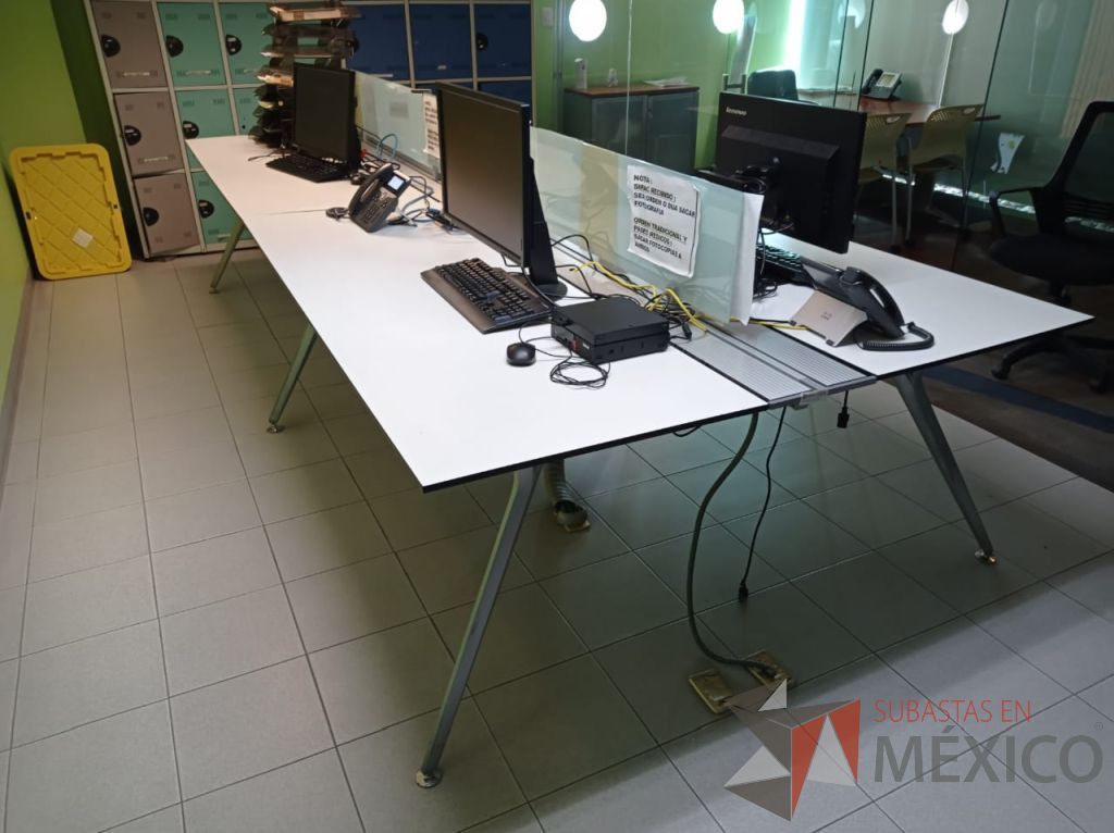 Lote 006 - Estación de trabajo para 4 personas, base métalica, cubierta color blanco y división de vidrio - Imagen 6