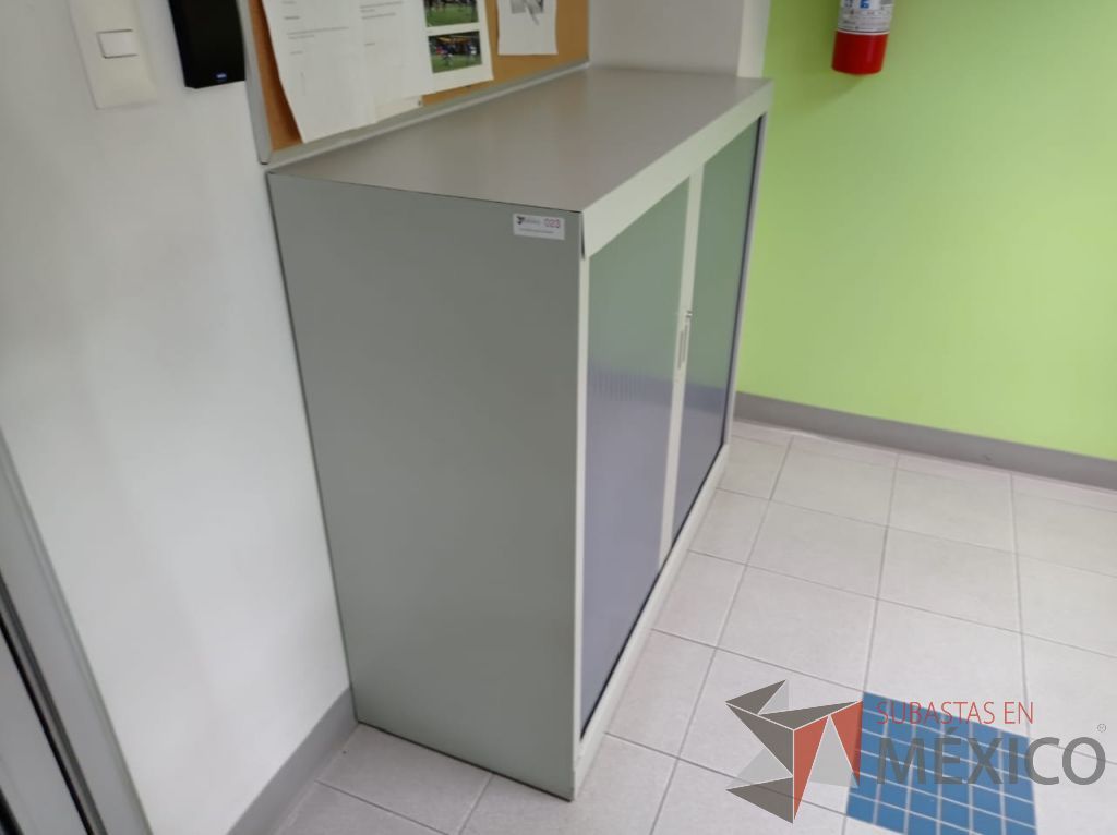 Lote 005 - Gabinete metálico con 2 puertas corredizas color azul y 1 entrepaño - Imagen 2