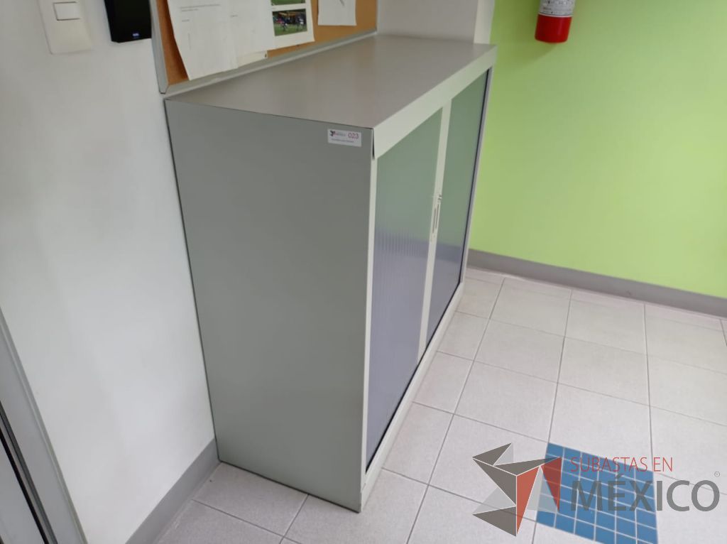Lote 005 - Gabinete metálico con 2 puertas corredizas color azul y 1 entrepaño - Imagen 3