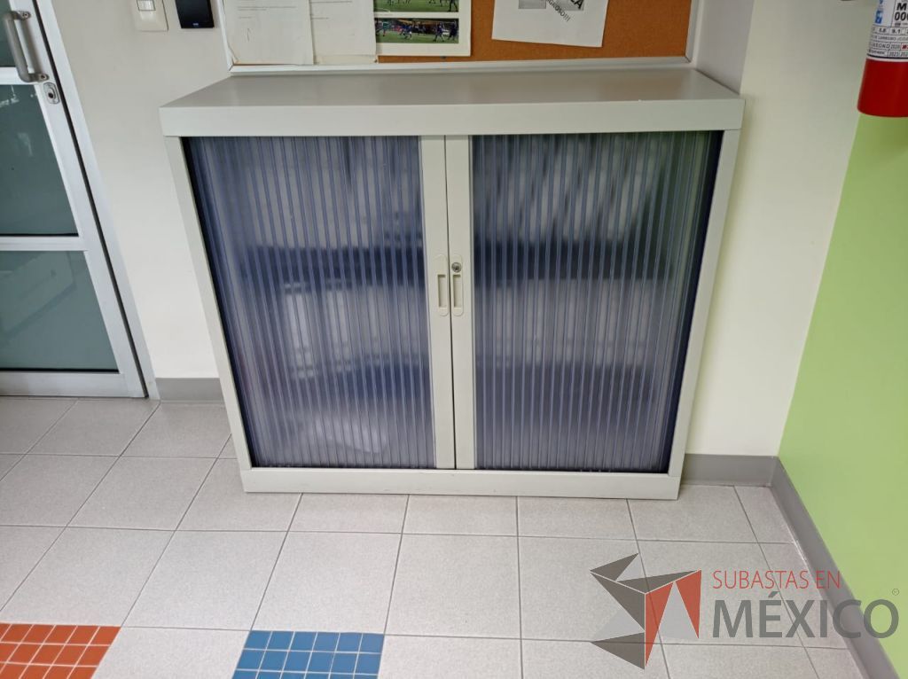 Lote 005 - Gabinete metálico con 2 puertas corredizas color azul y 1 entrepaño