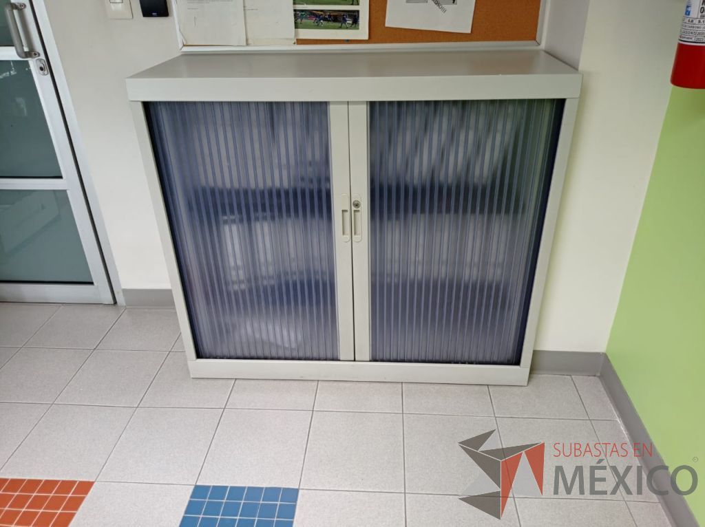 Lote 005 - Gabinete metálico con 2 puertas corredizas color azul y 1 entrepaño - Imagen 4