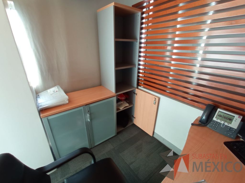 Lote 004 - Mesa de trabajo, gabinete de 2 puertas de cristal y archivero de 3 cajones - Imagen 2