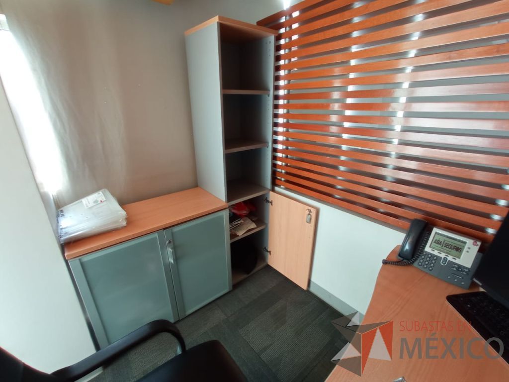 Lote 004 - Mesa de trabajo, gabinete de 2 puertas de cristal y archivero de 3 cajones - Imagen 3