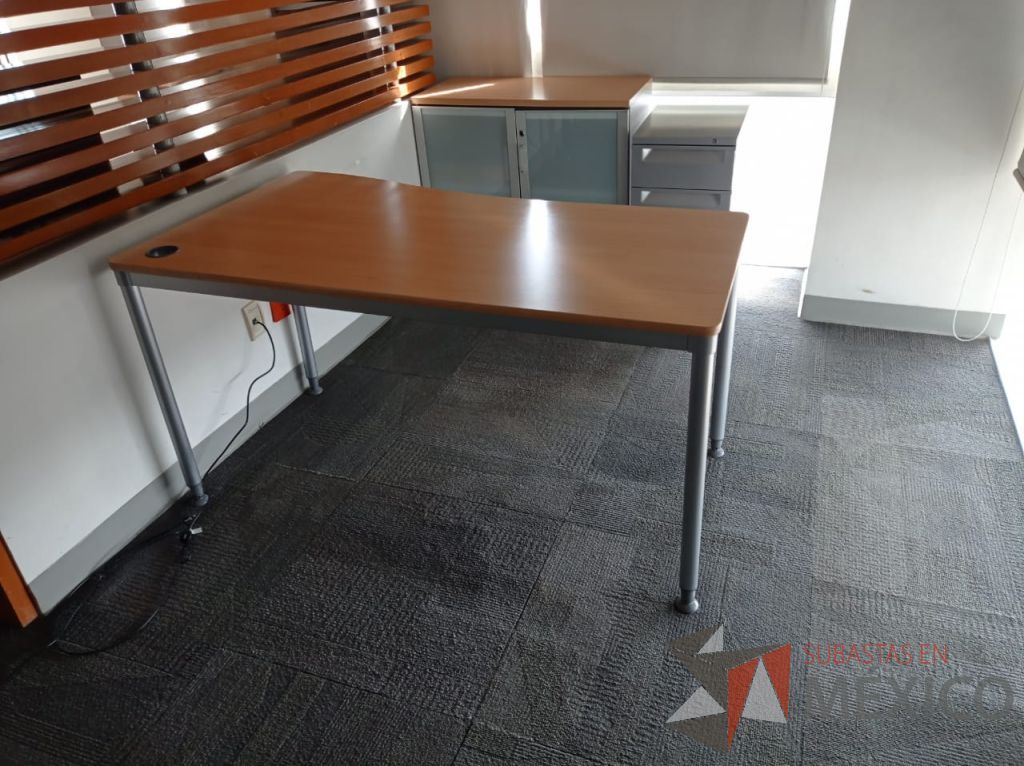 Lote 004 - Mesa de trabajo, gabinete de 2 puertas de cristal y archivero de 3 cajones - Imagen 13