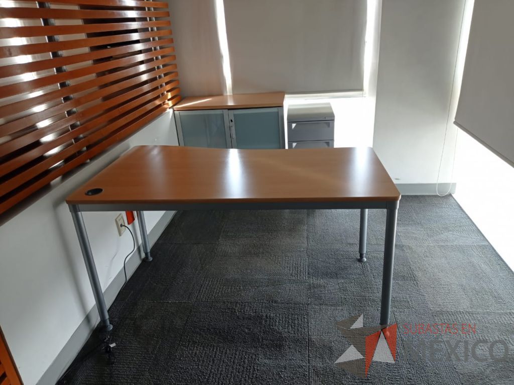 Lote 004 - Mesa de trabajo, gabinete de 2 puertas de cristal y archivero de 3 cajones