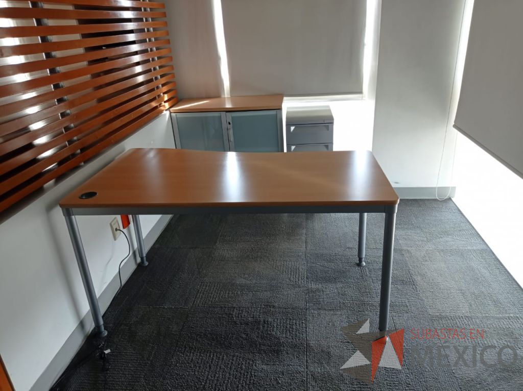 Lote 004 - Mesa de trabajo, gabinete de 2 puertas de cristal y archivero de 3 cajones - Imagen 14