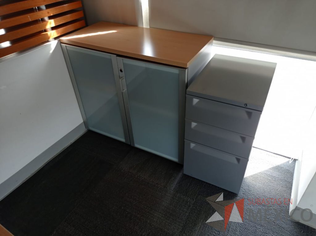 Lote 004 - Mesa de trabajo, gabinete de 2 puertas de cristal y archivero de 3 cajones - Imagen 15
