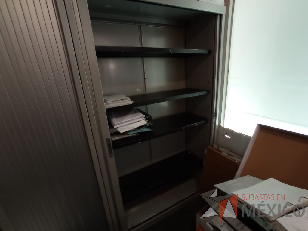 Lote 009 - Gabinete metálico con 2 puertas corredizas color gris - Imagen 2