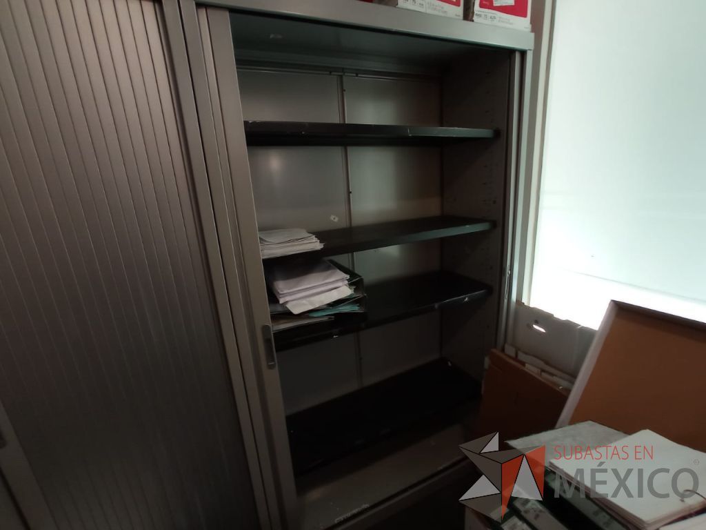 Lote 009 - Gabinete metálico con 2 puertas corredizas color gris - Imagen 3