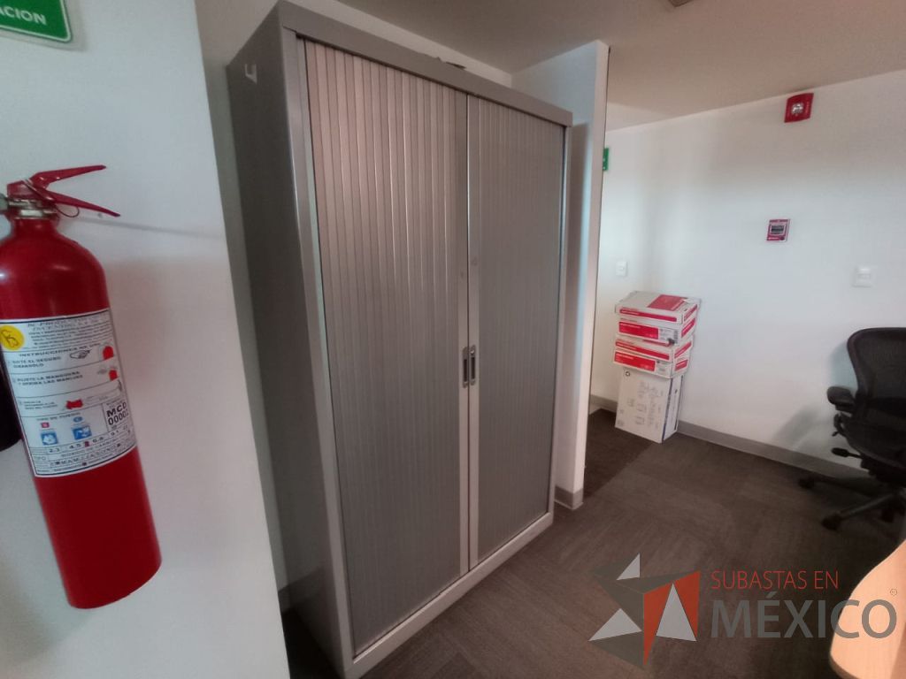 Lote 009 - Gabinete metálico con 2 puertas corredizas color gris - Imagen 4