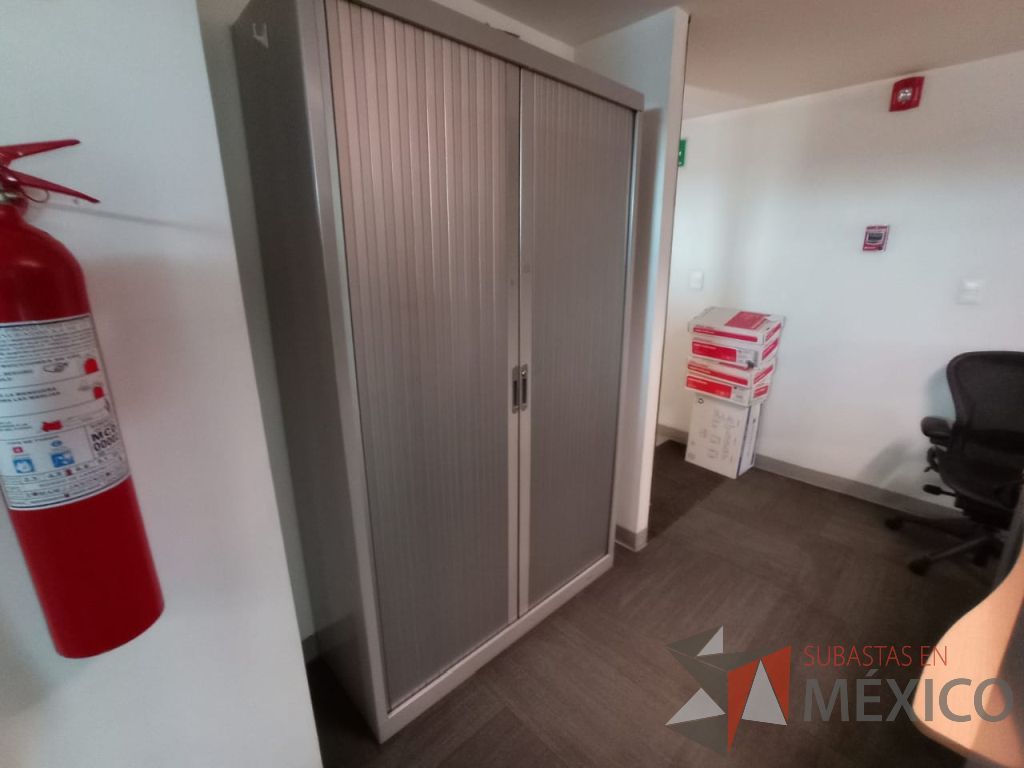 Lote 009 - Gabinete metálico con 2 puertas corredizas color gris - Imagen 5