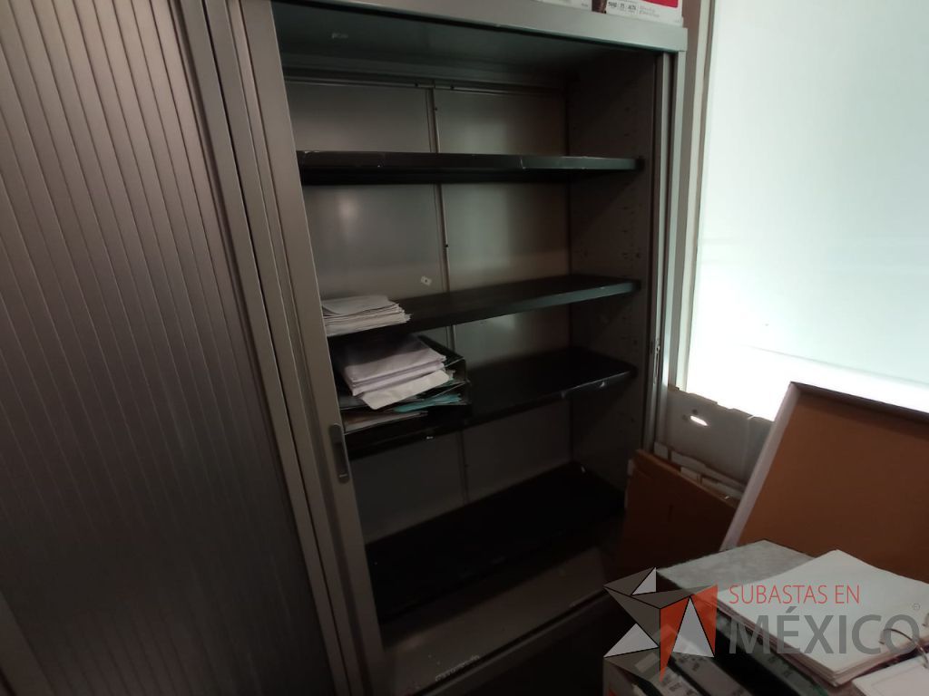 Lote 009 - Gabinete metálico con 2 puertas corredizas color gris - Imagen 8