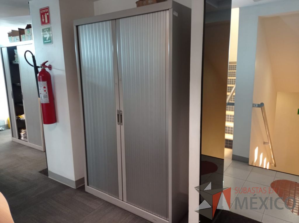 Lote 009 - Gabinete metálico con 2 puertas corredizas color gris