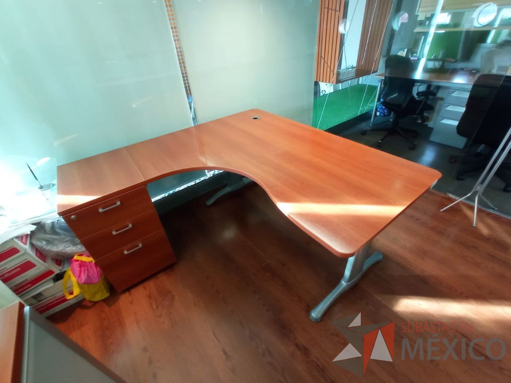 Lote 007 - Escritorio en escuadra con archivero de pedestal de 3 cajones, patas metálicas y cubierta color café - Imagen 3