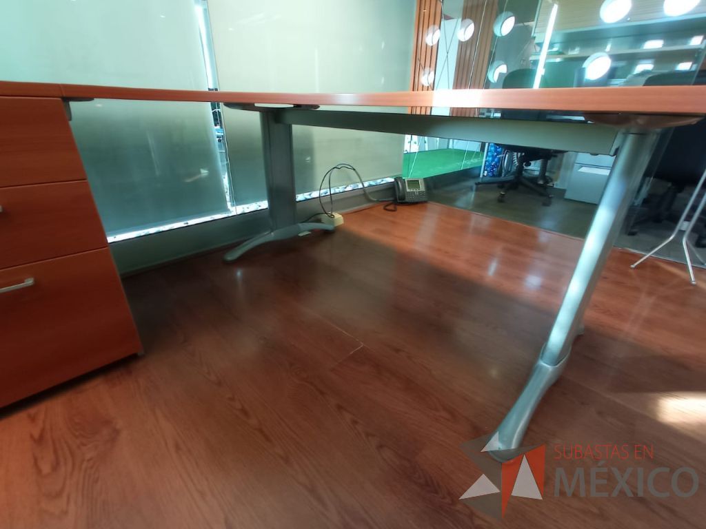 Lote 007 - Escritorio en escuadra con archivero de pedestal de 3 cajones, patas metálicas y cubierta color café - Imagen 4