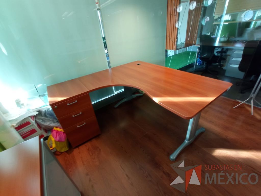 Lote 007 - Escritorio en escuadra con archivero de pedestal de 3 cajones, patas metálicas y cubierta color café - Imagen 5