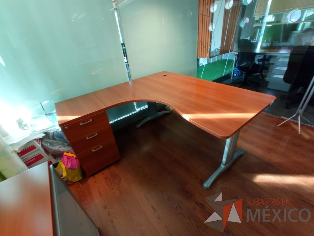 Lote 007 - Escritorio en escuadra con archivero de pedestal de 3 cajones, patas metálicas y cubierta color café