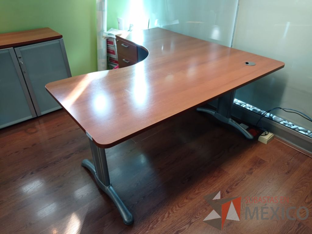 Lote 007 - Escritorio en escuadra con archivero de pedestal de 3 cajones, patas metálicas y cubierta color café - Imagen 6
