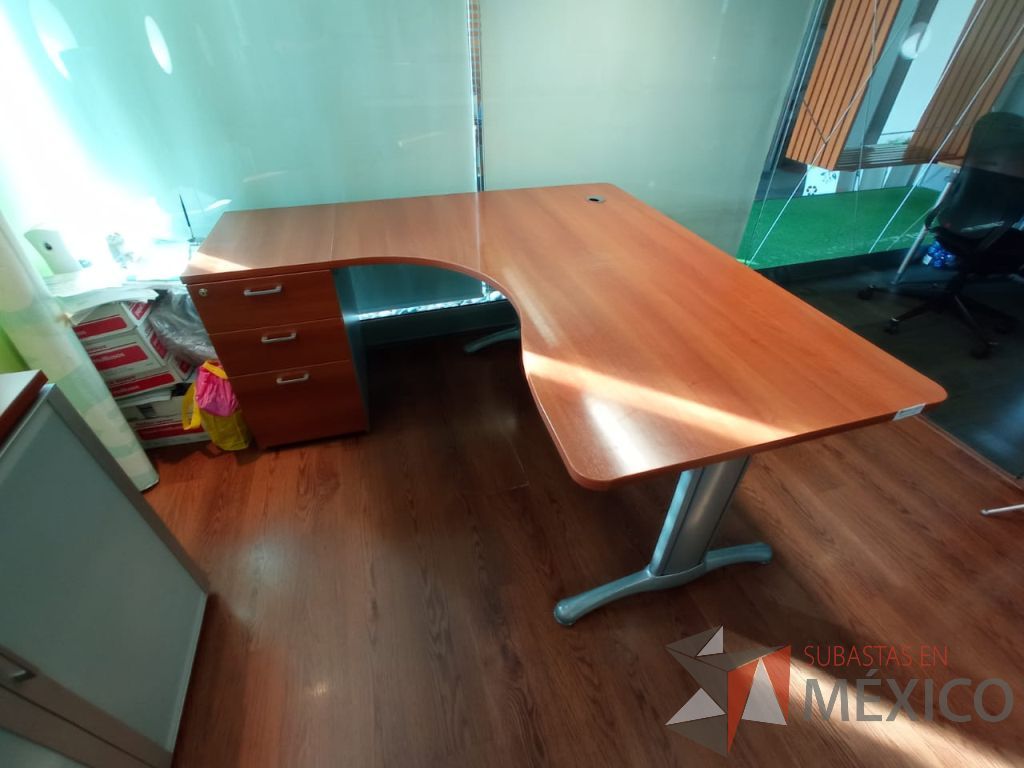 Lote 007 - Escritorio en escuadra con archivero de pedestal de 3 cajones, patas metálicas y cubierta color café - Imagen 7