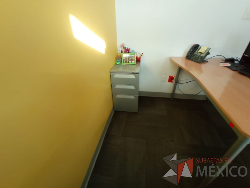 Lote 010 - Mesa de trabajo para 1 persona, estructura de metal y cubierta color café, y con archivero vertical de 3 cajones - Imagen 9