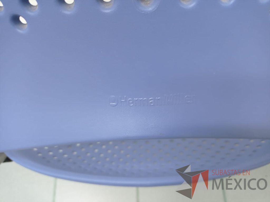 Lote 043 - Silla de visita con 4 patas metálicas, asiento y respaldo color azul claro - Imagen 7