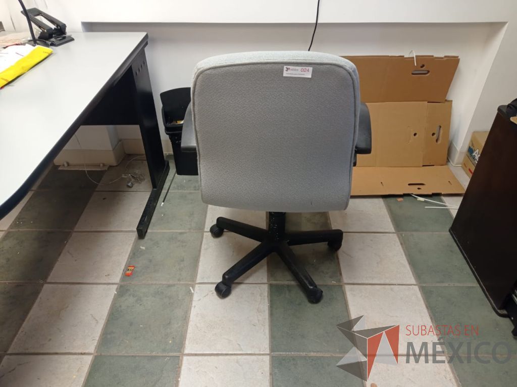 Lote 024 - Silla operativa con ruedas, descansabrazos, asiento color azul y respaldo color gris - Imagen 6