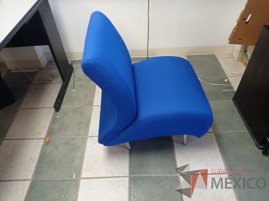 Lote 026 - Sillón de 1 plaza con 4 patas metálicas, asiento y respaldo color azul - Imagen 5