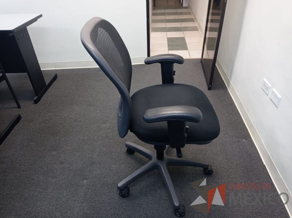 Lote 021 - Silla operativa con ruedas, descansabrazos, asiento en tela y respaldo en malla color negro - Imagen 4