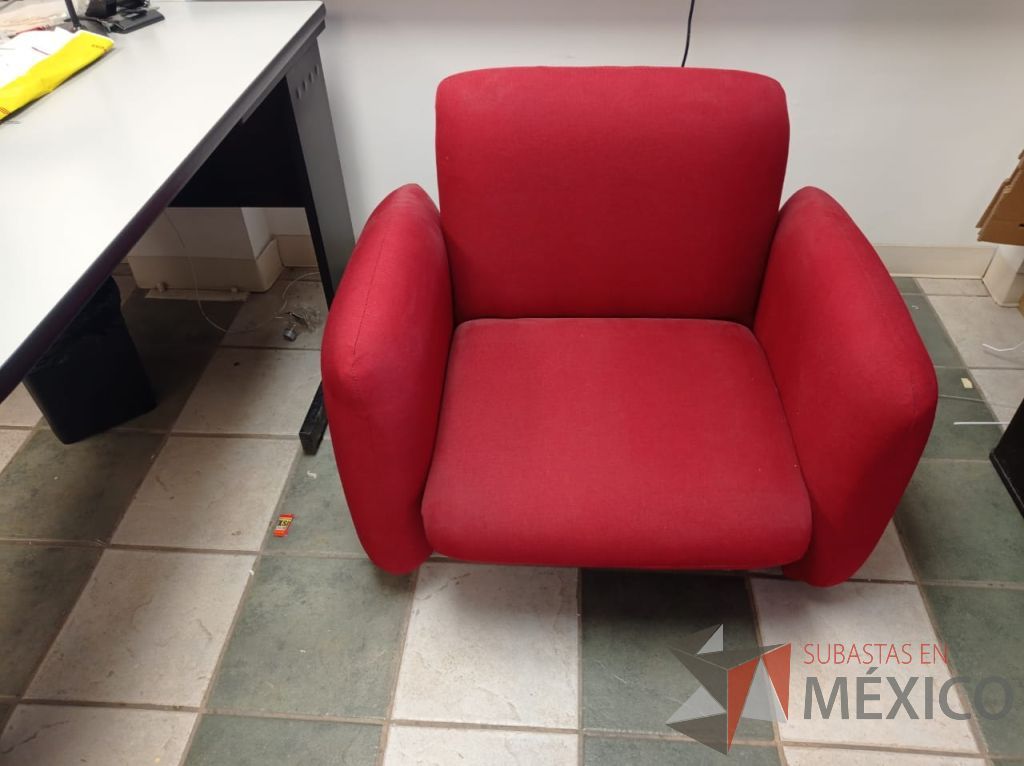 Lote 025 - Sillón de 1 plaza con descansa brazos, asiento y respaldo en tela color rojo