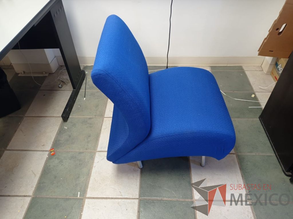 Lote 026 - Sillón de 1 plaza con 4 patas metálicas, asiento y respaldo color azul - Imagen 6