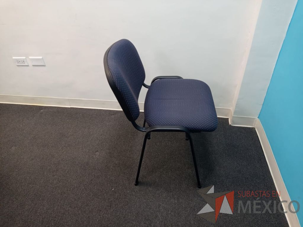Lote 020 - Silla de visita con 4 patas metálicas, asiento y respaldo en tela color azul - Imagen 5