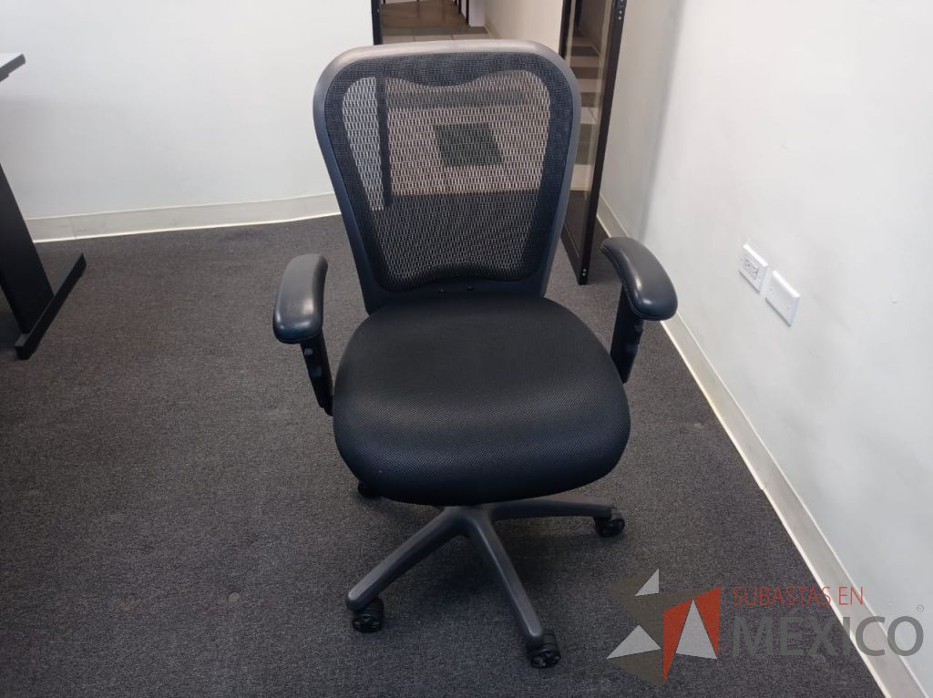 Lote 021 - Silla operativa con ruedas, descansabrazos, asiento en tela y respaldo en malla color negro