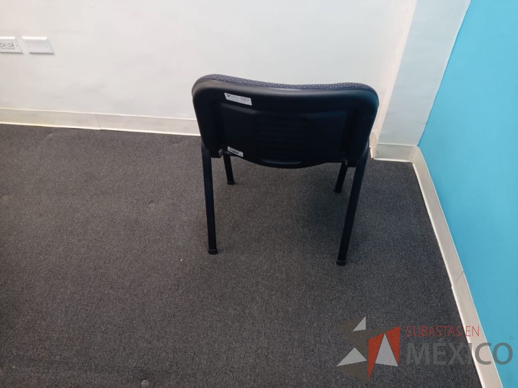 Lote 020 - Silla de visita con 4 patas metálicas, asiento y respaldo en tela color azul - Imagen 6