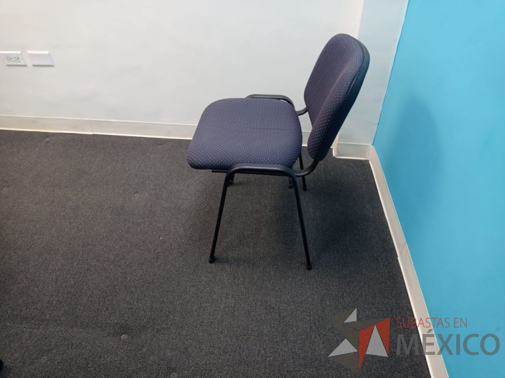 Lote 020 - Silla de visita con 4 patas metálicas, asiento y respaldo en tela color azul - Imagen 7