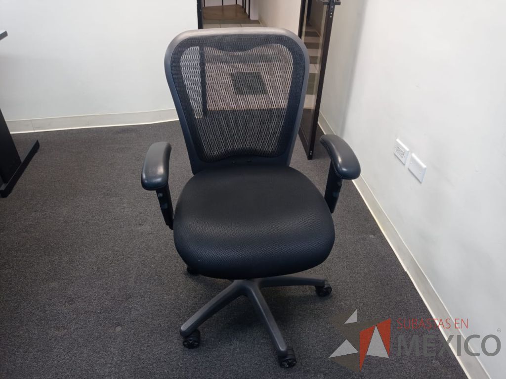 Lote 021 - Silla operativa con ruedas, descansabrazos, asiento en tela y respaldo en malla color negro - Imagen 5