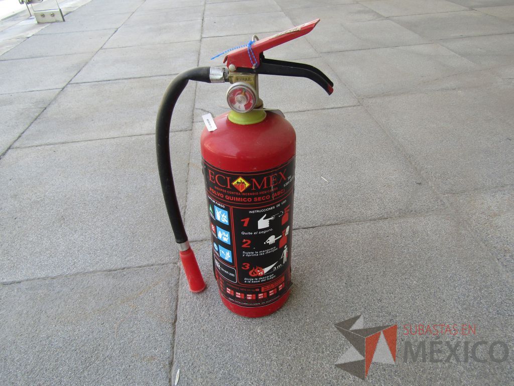 Lote 005 - 2 Extintores de 2.3 con bote porta extintor color gris y Extrintor de 4.5