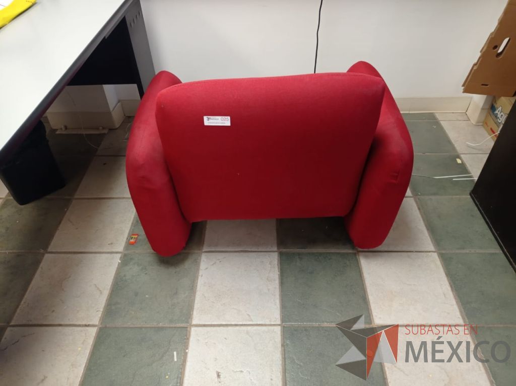 Lote 025 - Sillón de 1 plaza con descansa brazos, asiento y respaldo en tela color rojo - Imagen 8