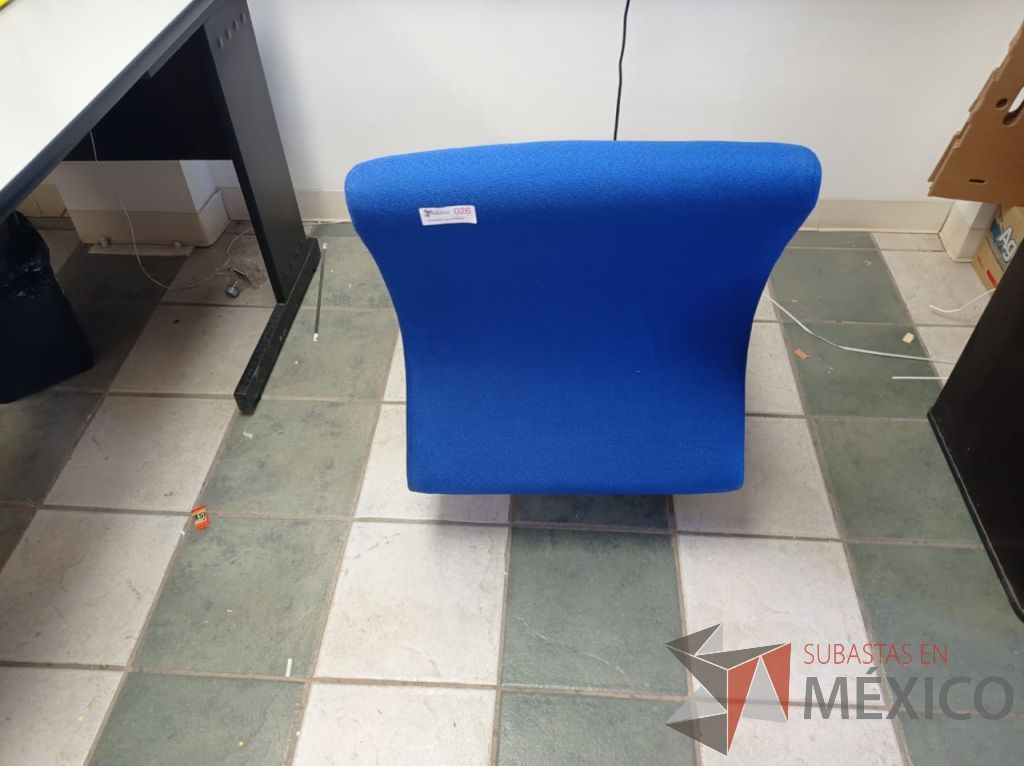 Lote 026 - Sillón de 1 plaza con 4 patas metálicas, asiento y respaldo color azul - Imagen 7