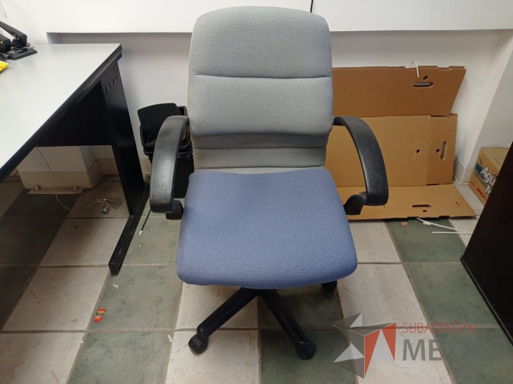 Lote 024 - Silla operativa con ruedas, descansabrazos, asiento color azul y respaldo color gris - Imagen 7