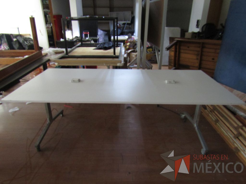 Lote 020 - Mesa de trabajo con estructura métalica con ruedas y cubierta color madera con 2 accesorio para conexión - Imagen 5