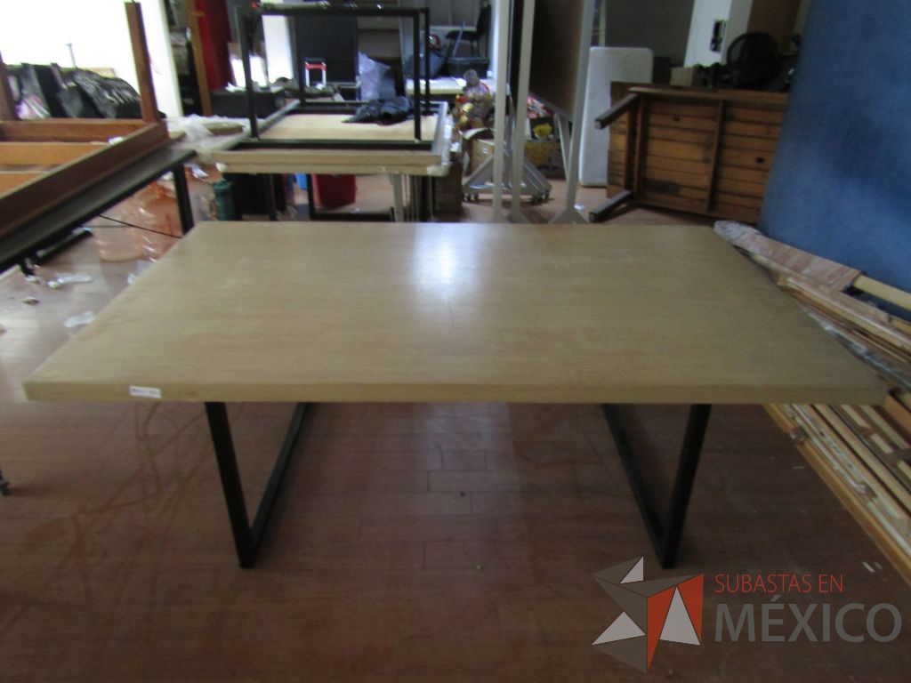 Lote 006 - 3 Mesas de trabajo, con estructura métalica y cubierta color madera - Imagen 2