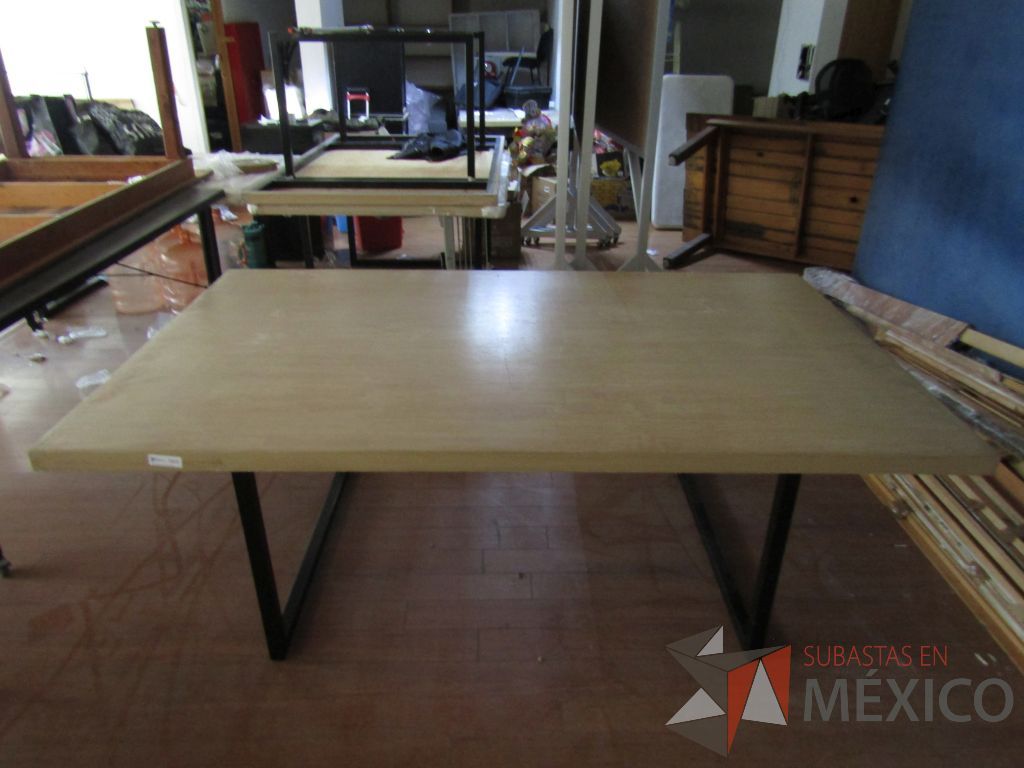 Lote 077 - 3 Mesas de trabajo, con estructura métalica y cubierta color madera - Imagen 2