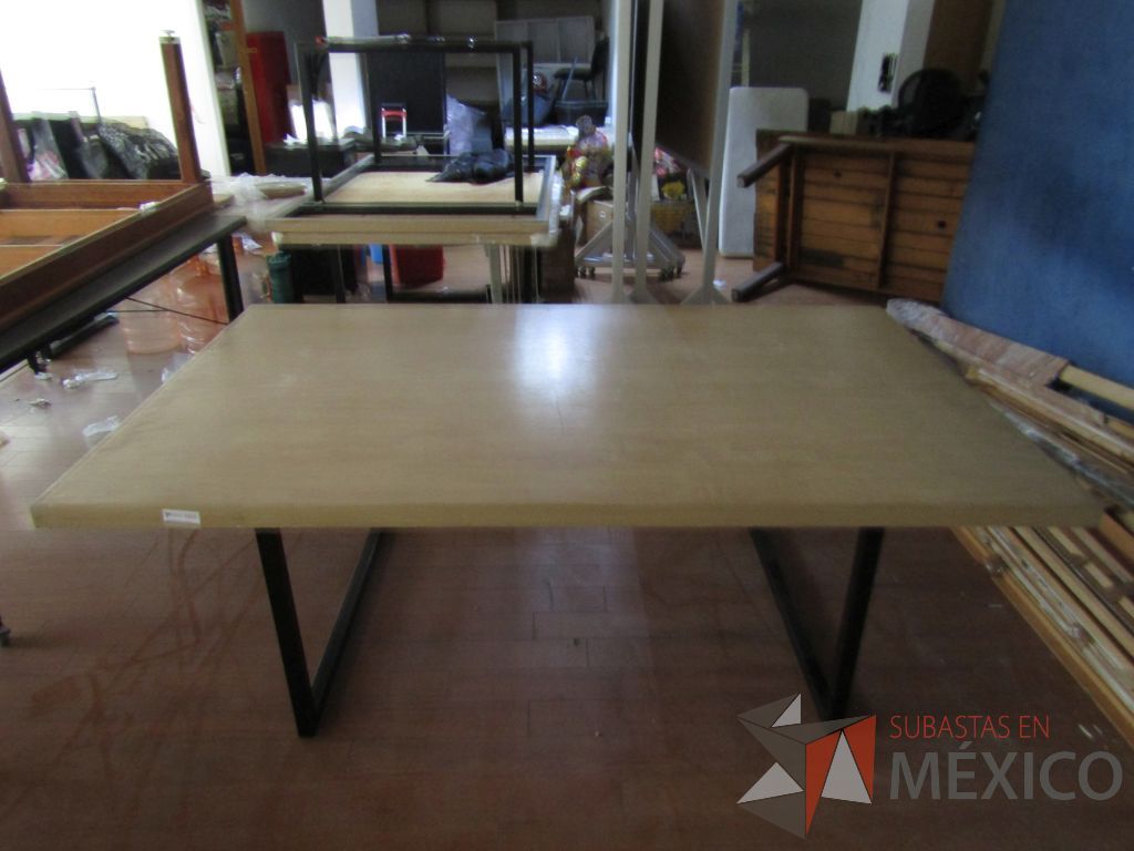 Lote 006 - 3 Mesas de trabajo, con estructura métalica y cubierta color madera - Imagen 4