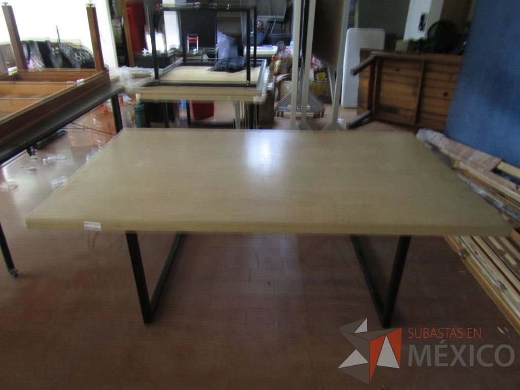 Lote 022 - 2 Mesas de trabajo, con estructura métalica y cubierta color madera - Imagen 15