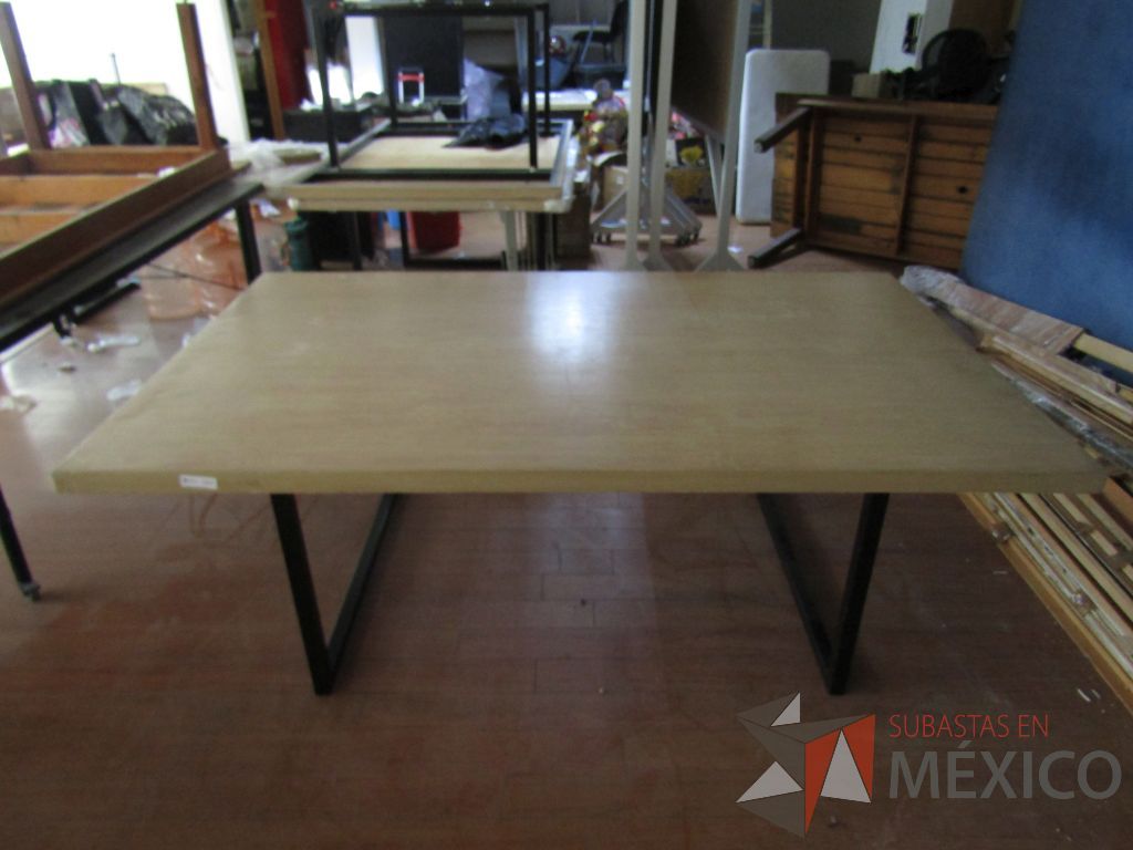 Lote 006 - 3 Mesas de trabajo, con estructura métalica y cubierta color madera - Imagen 13