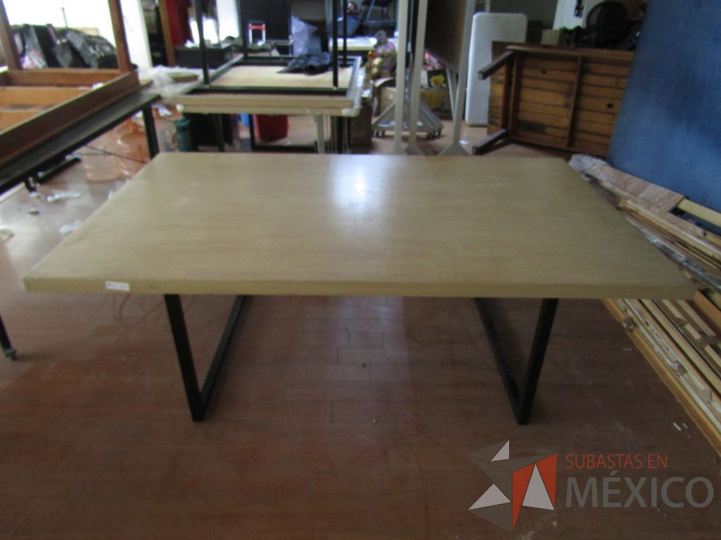 Lote 022 - 2 Mesas de trabajo, con estructura métalica y cubierta color madera - Imagen 3