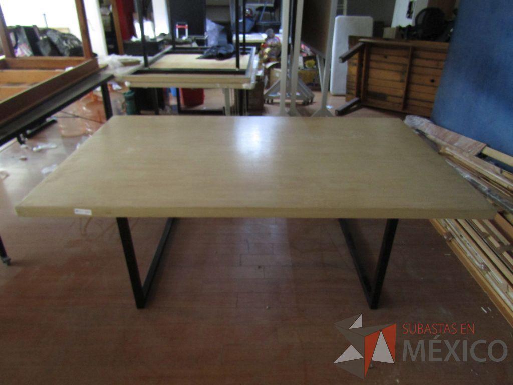 Lote 006 - 3 Mesas de trabajo, con estructura métalica y cubierta color madera