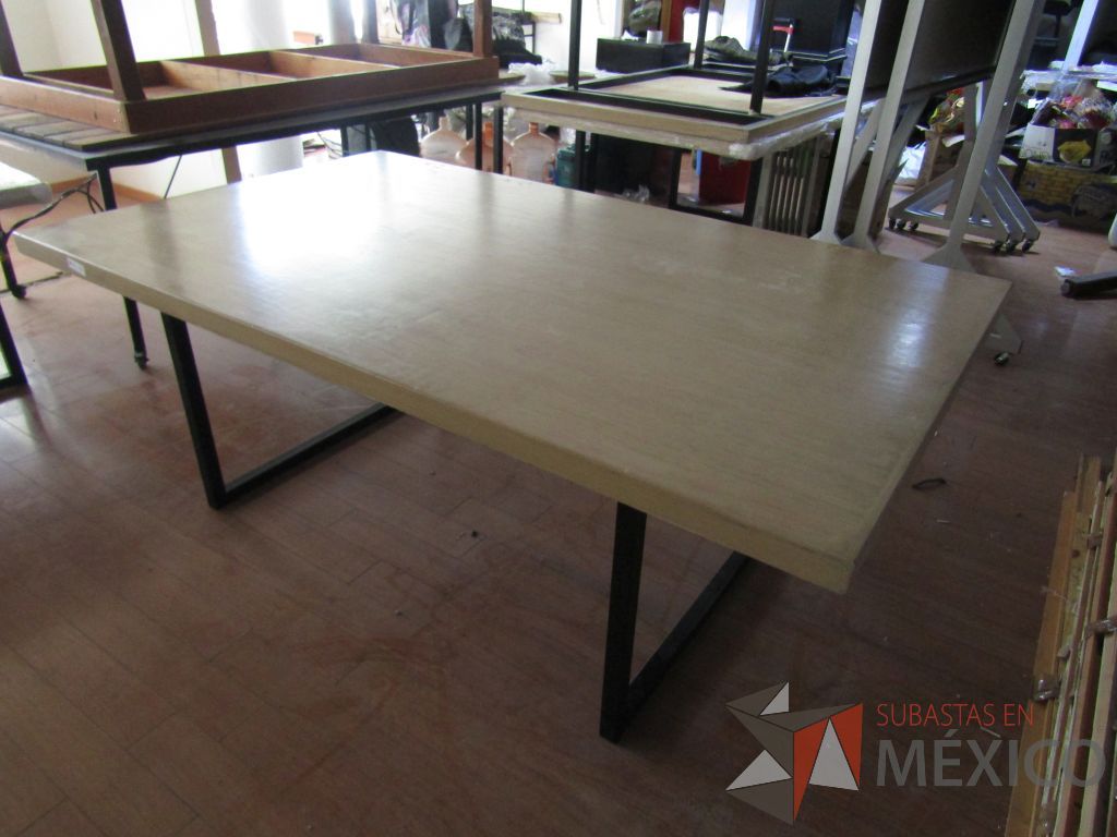 Lote 077 - 3 Mesas de trabajo, con estructura métalica y cubierta color madera - Imagen 6