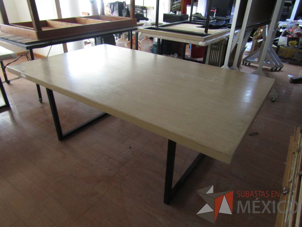 Lote 006 - 3 Mesas de trabajo, con estructura métalica y cubierta color madera - Imagen 8