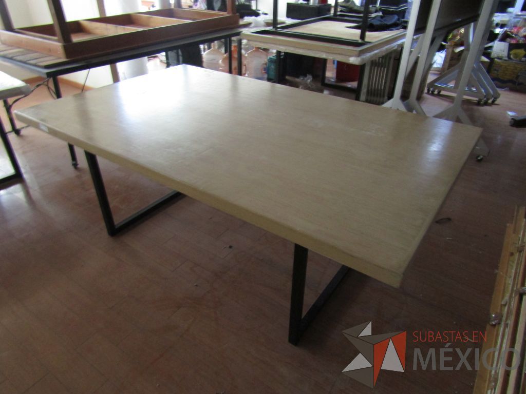 Lote 006 - 3 Mesas de trabajo, con estructura métalica y cubierta color madera - Imagen 14